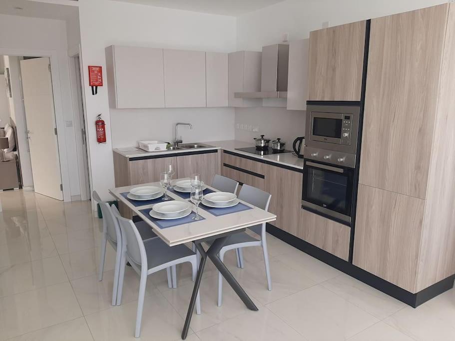 New Seafront Apartment - Spectacular Views 세인트폴스베이 외부 사진
